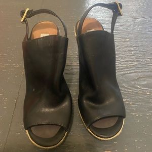 These shoes are to small